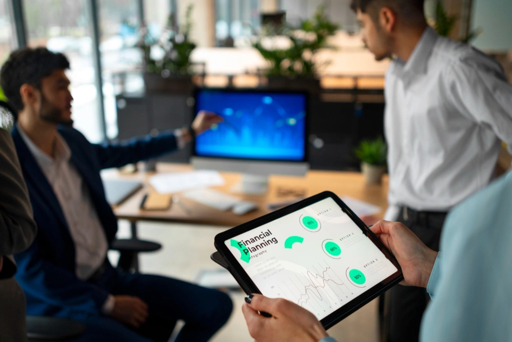 Equipo de profesionales en una reunión de consultoría tecnológica